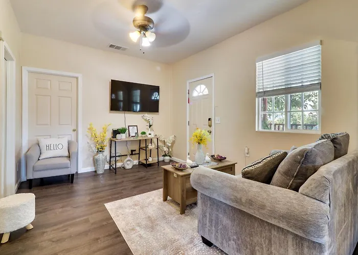 Sunny Hemet Escape W/ Covered Porch & Fire Pit