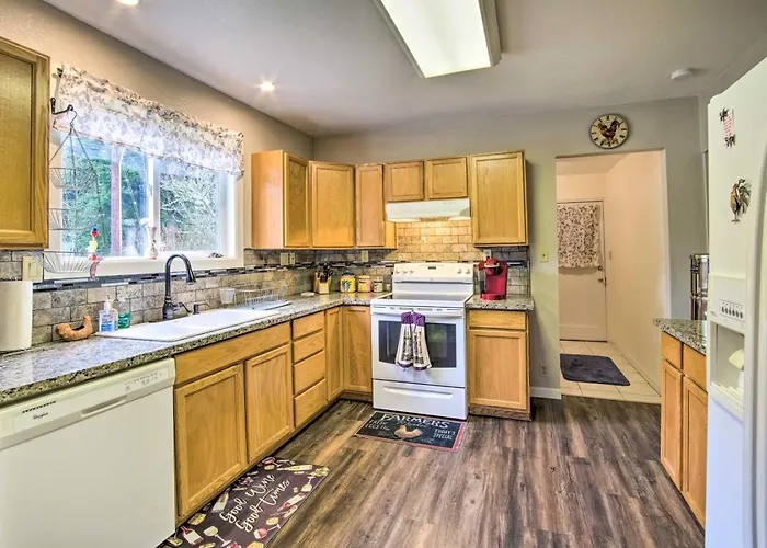 Coos Bay Farmhouse Near Ocean, Pet-Friendly
