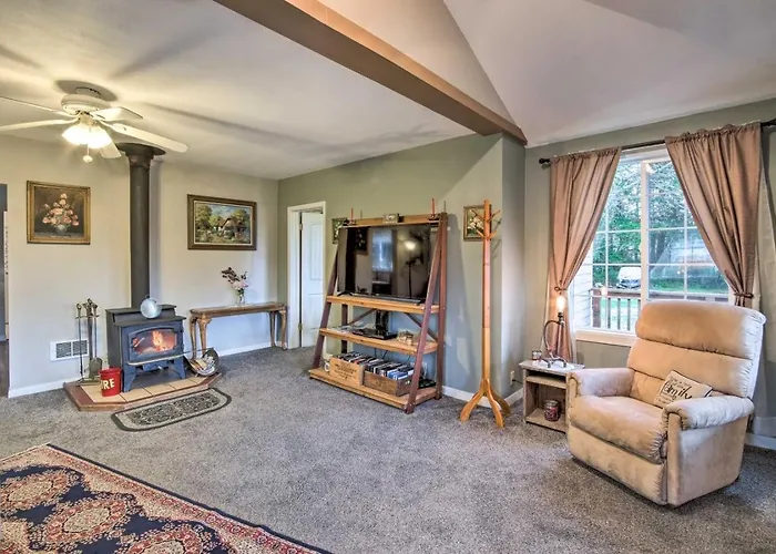 Coos Bay Farmhouse Near Ocean, Pet-Friendly