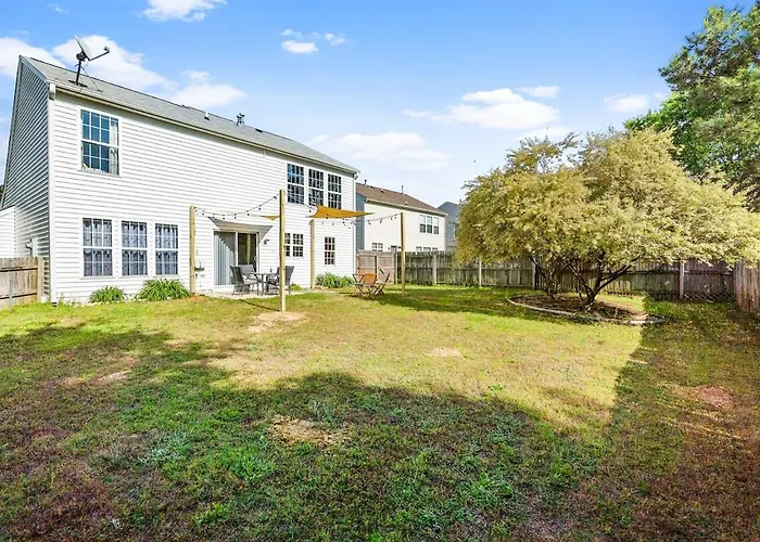Stylish Home Pet-Friendly Private Fenced Yard