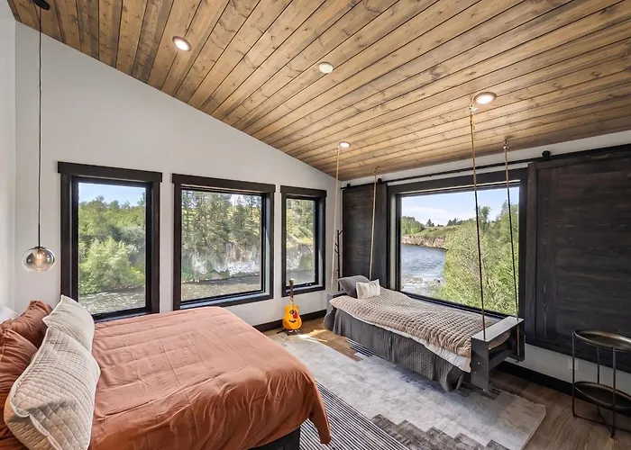 Luxury Riverfront 5Br Lodge With Hot Tub, Fireplace, Custom Bar, And Mountain Views.