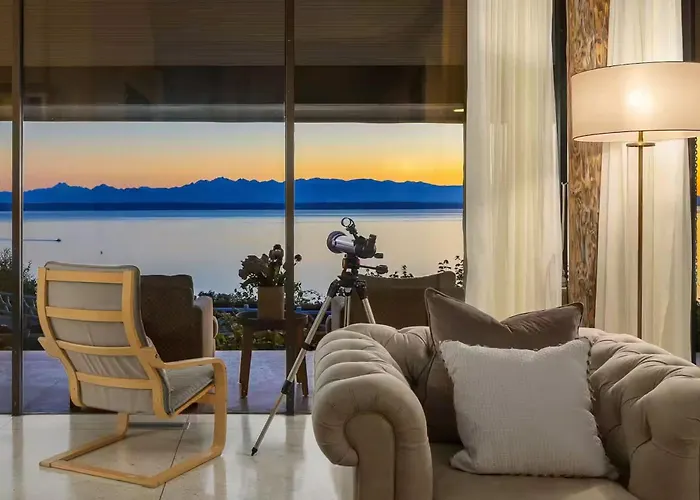 远山蓬莱主楼 Main Building Of Seattle Resort Style Ocean View Retreat