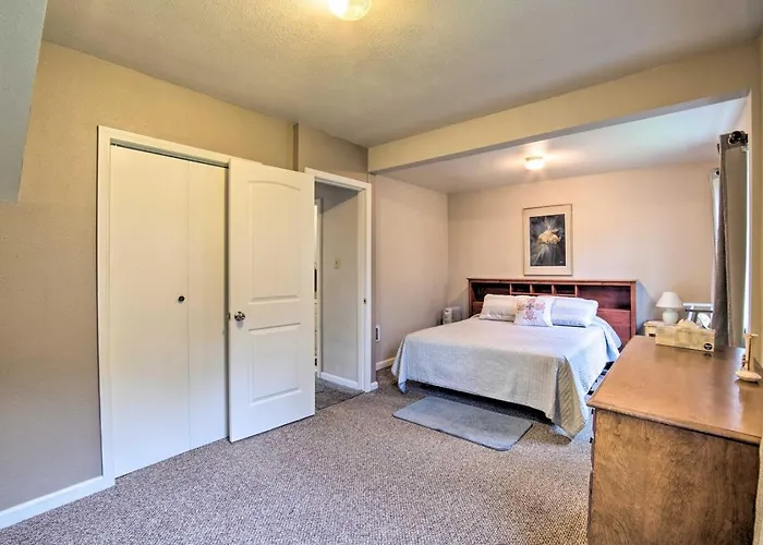 Coos Bay Farmhouse Near Ocean, Pet-Friendly