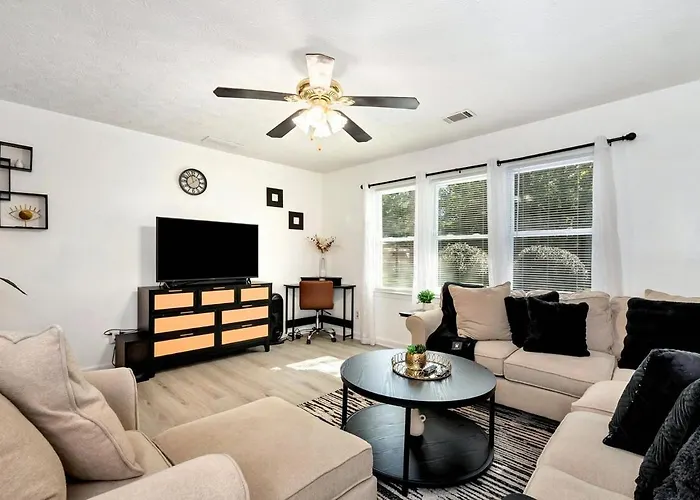 Charming Modern Guest House Near Lake Lanier