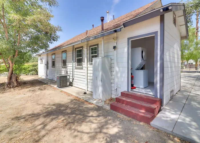 Sunny Hemet Escape W/ Covered Porch & Fire Pit