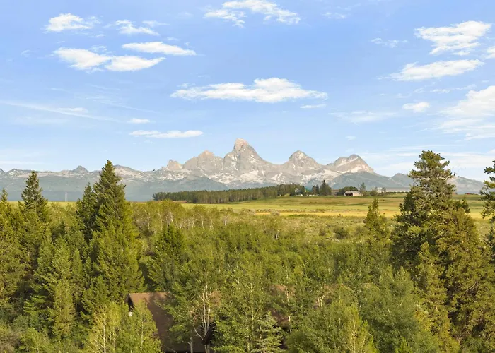 Luxury Riverfront 5Br Lodge With Hot Tub, Fireplace, Custom Bar, And Mountain Views.