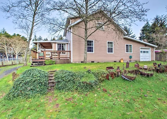 Coos Bay Farmhouse Near Ocean, Pet-Friendly