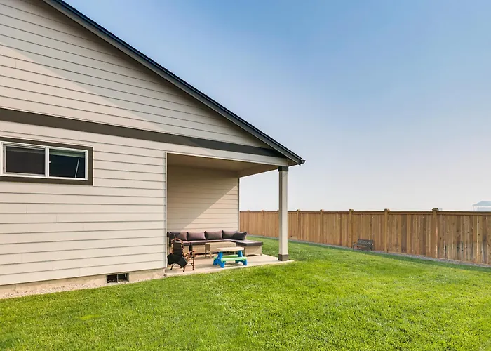 Ridge Views & Fenced Yard! Prineville Family Haven