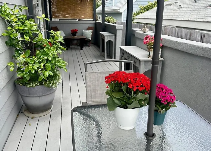 Charming 2 Story Beach Cottage With Private Decks