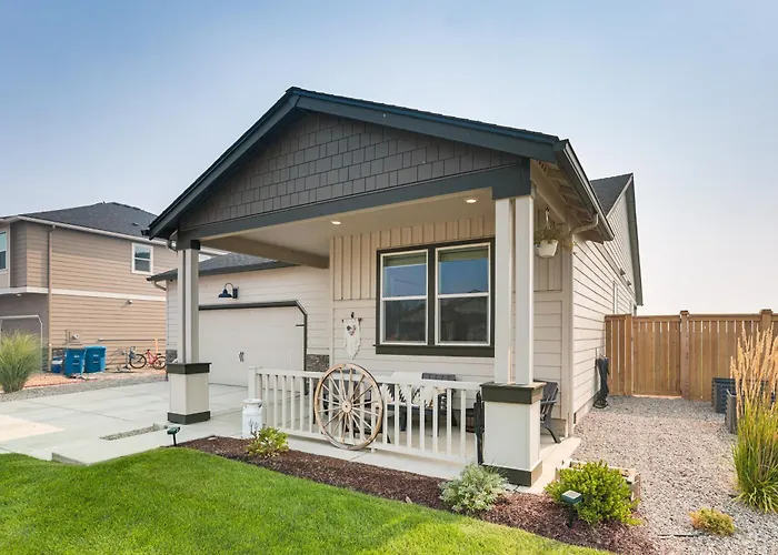 Ridge Views & Fenced Yard! Prineville Family Haven