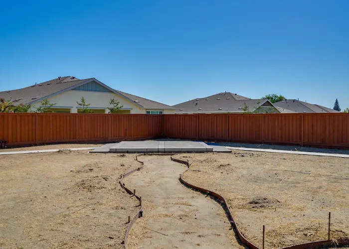 Private Yard & Patio! Modern Manteca Gem