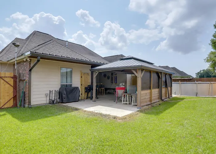 Home W/ Pool & Outdoor Entertainment In Gonzales