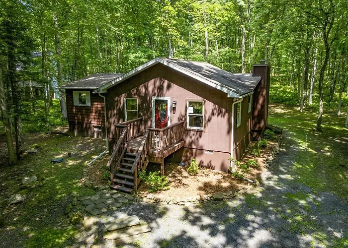 The Little Brown House - Cozy Retreat Near Lake
