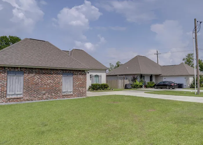 Home W/ Pool & Outdoor Entertainment In Gonzales