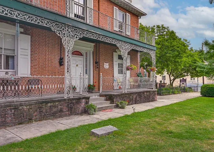 2-Apartment Combo In Dtwn Bedford: Hike & Golf!