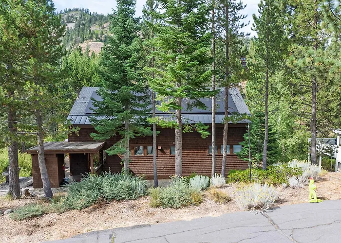 The Wildhaus Dog Friendly Creekside Hot Tub Chalet