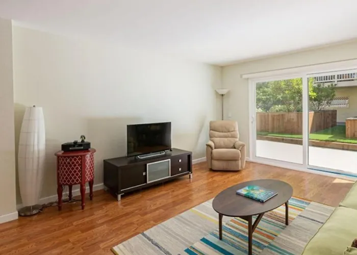 Bright Two Bedroom Retreat Near Hermosa Beach