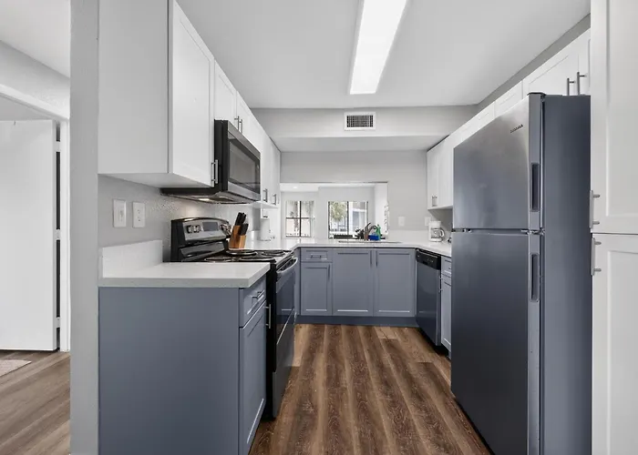 Bright & Modern Furnished Home With Pool Access