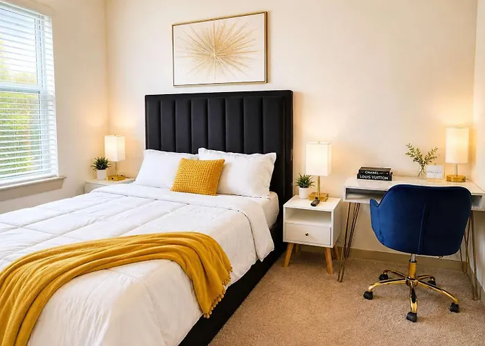 Luxury 2Br Retreat Resort Pool Gym & Fast Wifi