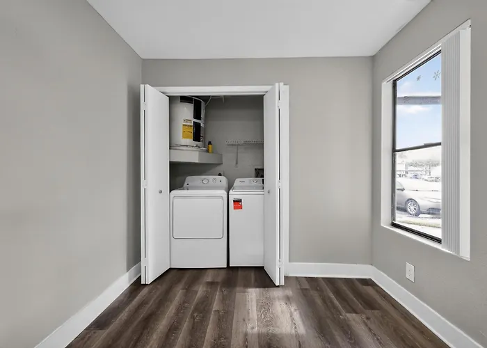 Bright & Modern Furnished Home With Pool Access