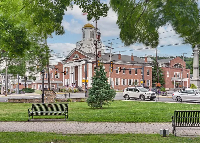 Boutique Mansion Studio In Downtown Bedford