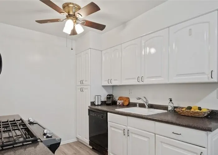 Oceanfront One Bedroom Retreat Near Riviera Village