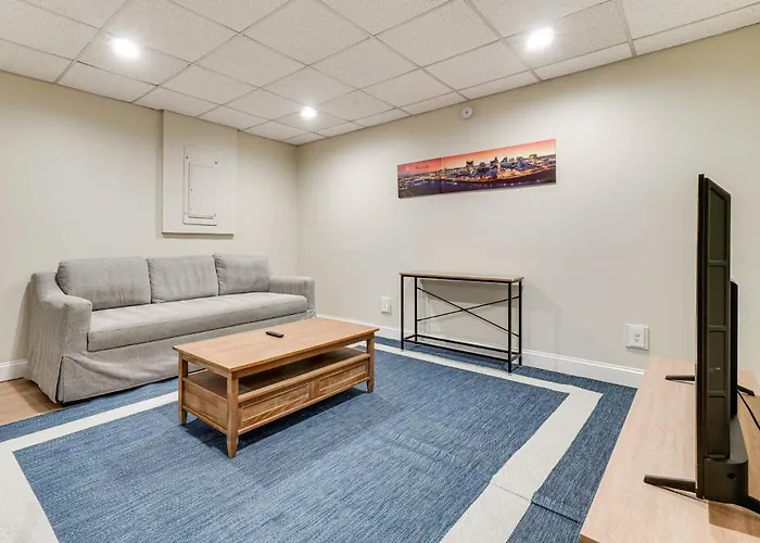 Spacious 1-Bedroom Apartment With Ac & Laundry In Franklin
