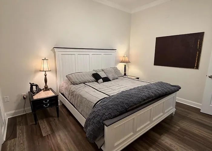Studio 4 Deluxe 1 Bedroom Apartment Historic Downtown Location