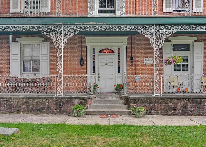 Boutique Mansion Studio In Downtown Bedford