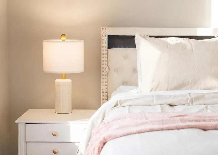 Pink Paradise Chic 2Bd Townhouse