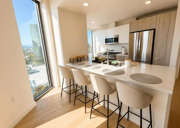 Koreatown 2Br Apartment, Sleeps 8, Pool, Gym & Free Parking