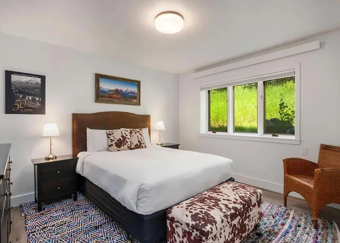 Modern Village Condo Near Ski Lifts