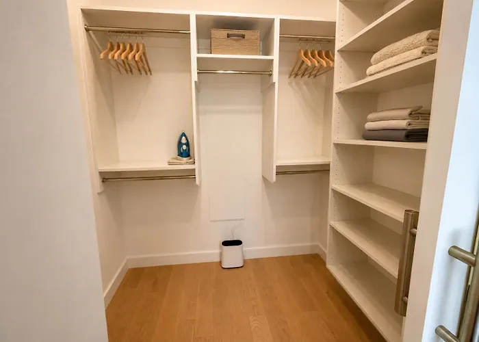 High-Rise 2Br Apartment, Skyline Views, Pool & Free Parking
