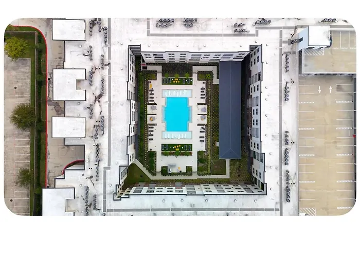 Luxury 2Br Retreat Resort Pool Gym & Fast Wifi
