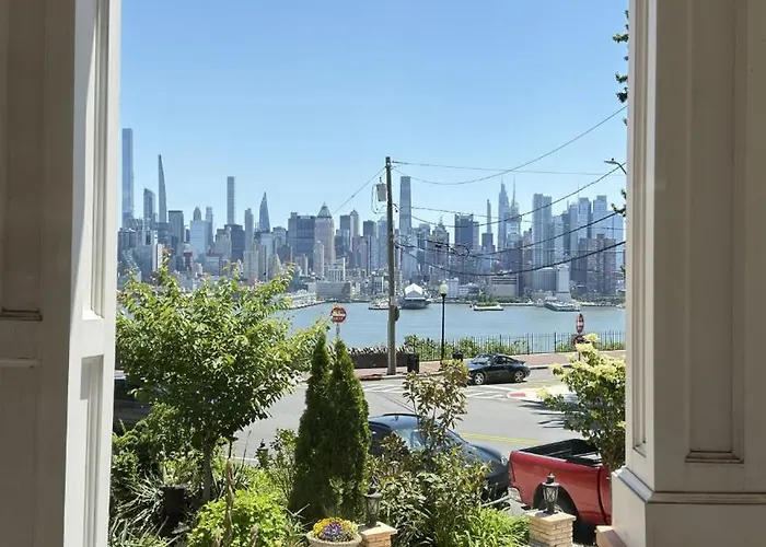 Luxury Manhattan View Apartment ,Parking, 10 Min To Ny