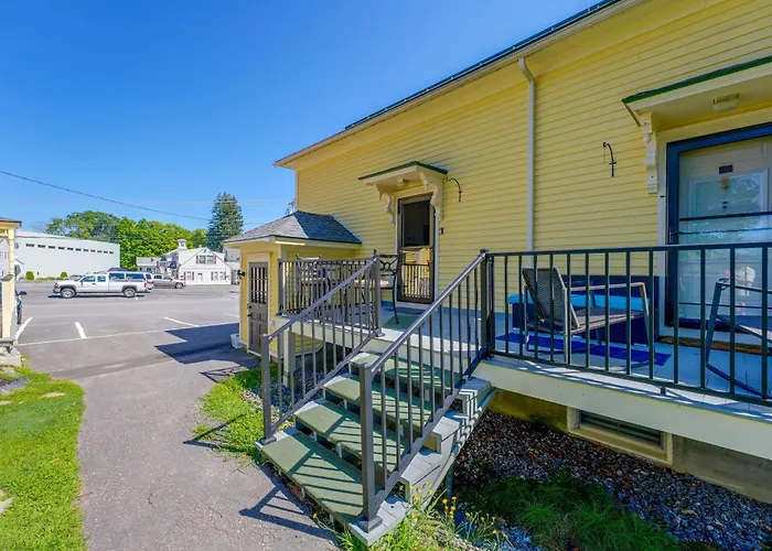 Near Bates & Bowdoin Colleges + Local Nature Park!