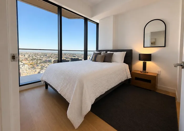 High-Rise 2Br Apartment, Skyline Views, Pool & Free Parking