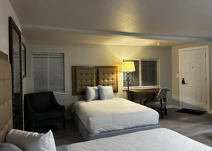 Longmont Lodge & Rv Park