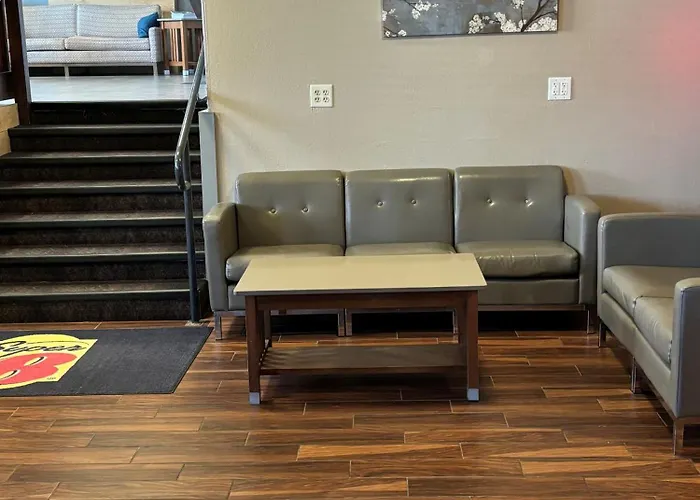 Super 8 By Wyndham Iowa City/Coralville