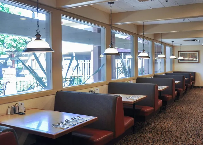 Piccadilly Inn Airport