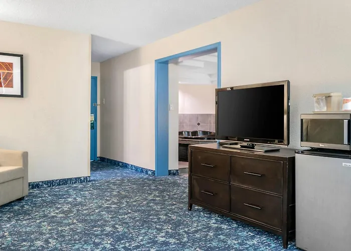 Quality Inn & Suites Livonia - Detroit