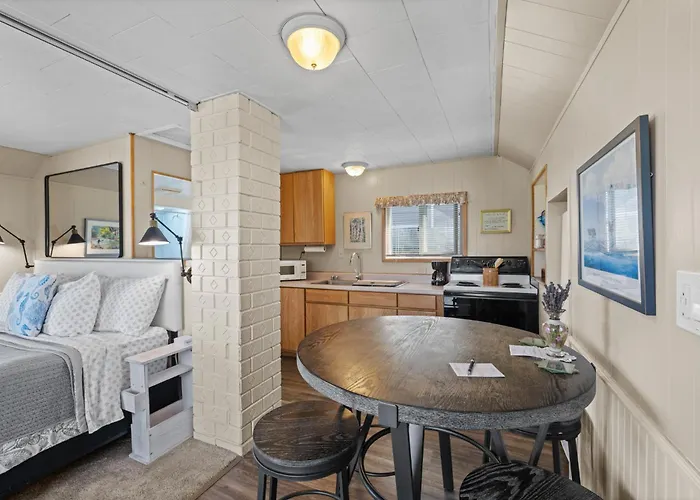 Juan De Fuca Waterfront Hotel & Cottages