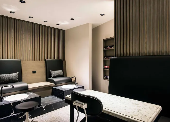 Londonhouse Chicago, Curio Collection By Hilton