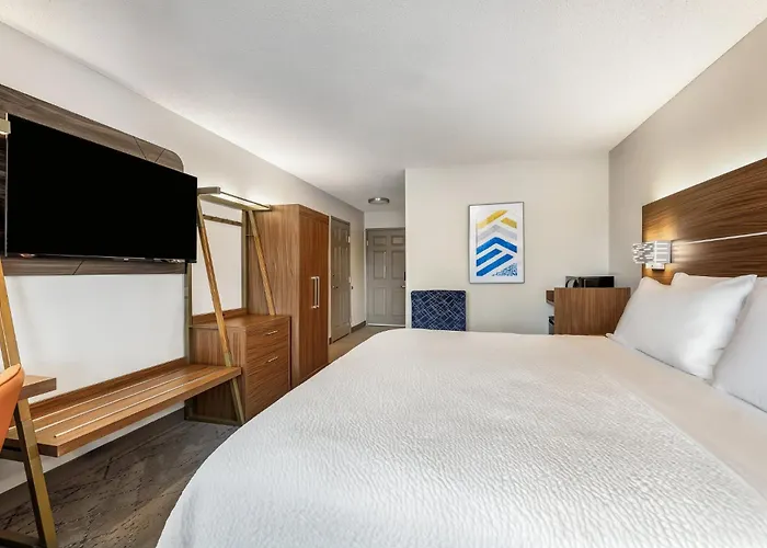 Holiday Inn Express & Suites Minneapolis - West End By Ihg