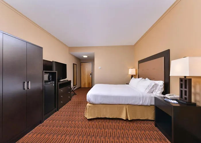 Holiday Inn Express Breezewood By Ihg