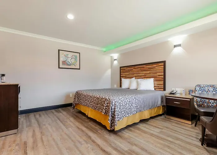 Diamond Bell Inn & Suites
