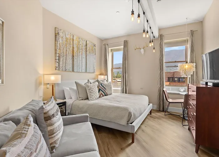 Independence Square 304, Stylish Hotel Room With Downtown Views & Great Location