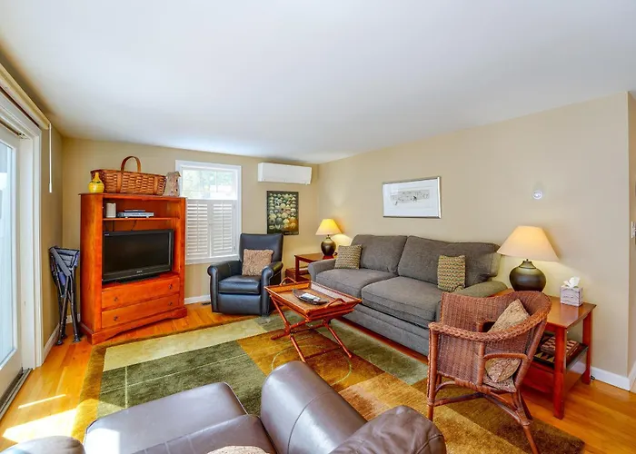 Peaceful Waterfront Apt W/ Deck, 22 Mi To Portland