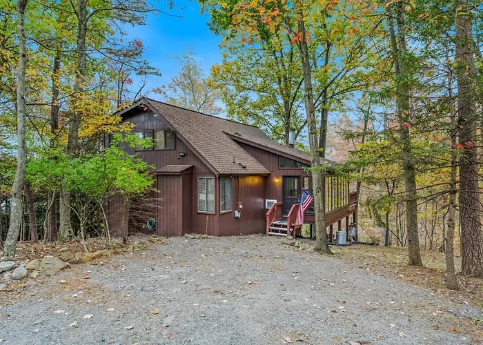 Treetop Cabin -- Pool Access - Fireplace - Grill - Screen Porch - Deck - Wifi - Golf Nearby