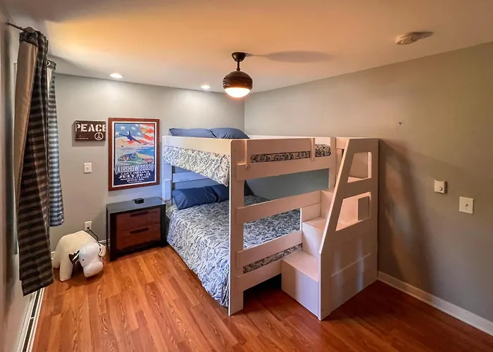 Lakefront Family Retreat W/ Grill: Steps To Beach!